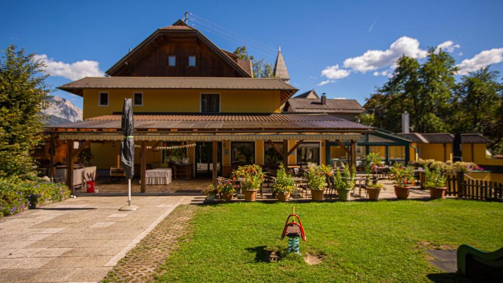 Karnischer Hof في Sankt Stefan an der Gail: منزل أمامه حديقة