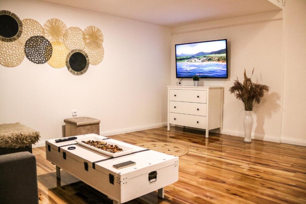 - un salon avec une télévision et une table basse dans l'établissement Budapest Avenue Apartment, à Budapest