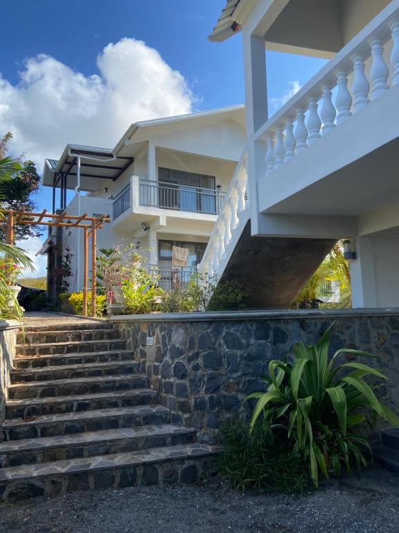 una scala che porta a una casa di L'Heritage - Vue sur mer a Rodrigues Island