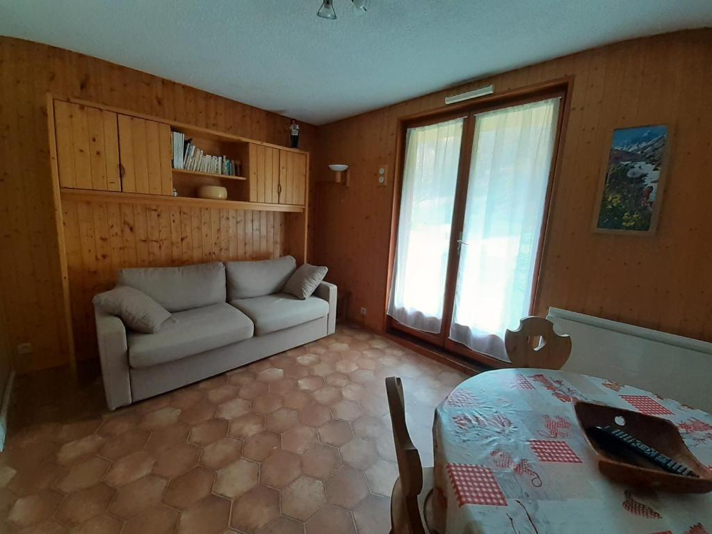 a living room with a couch and a window at Studio Valloire, 1 pièce, 4 personnes - FR-1-263-66 in Valloire