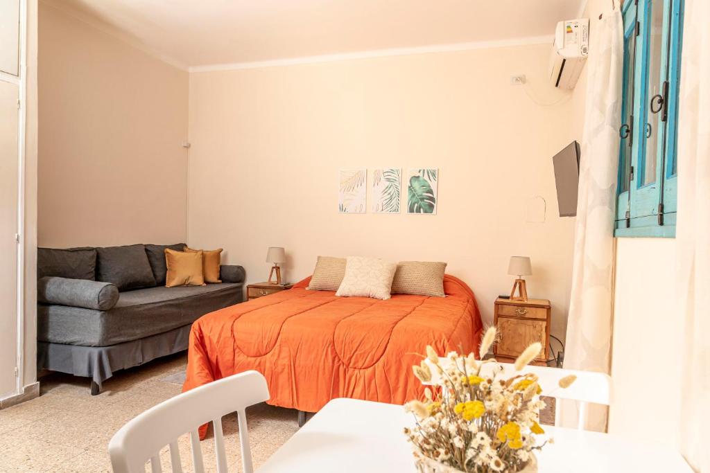 sala de estar con cama y sofá en Loft en la mejor zona de Mendoza en Mendoza