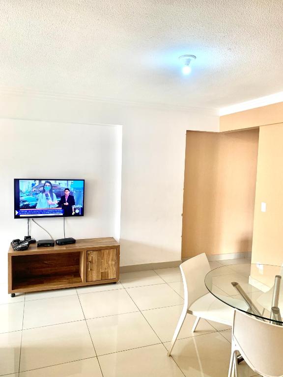 Una televisión o centro de entretenimiento en Apartamento 3 quartos Bueno com 2 garagens