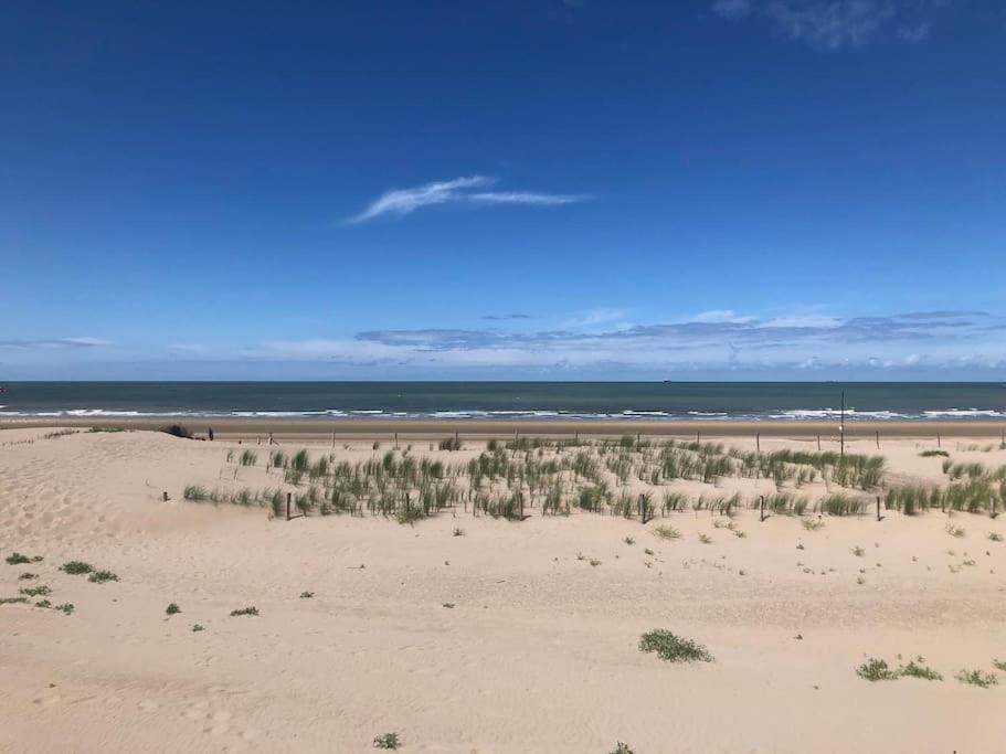 an empty beach with the ocean in the background at Studio met frontaal zeezicht in Ostend