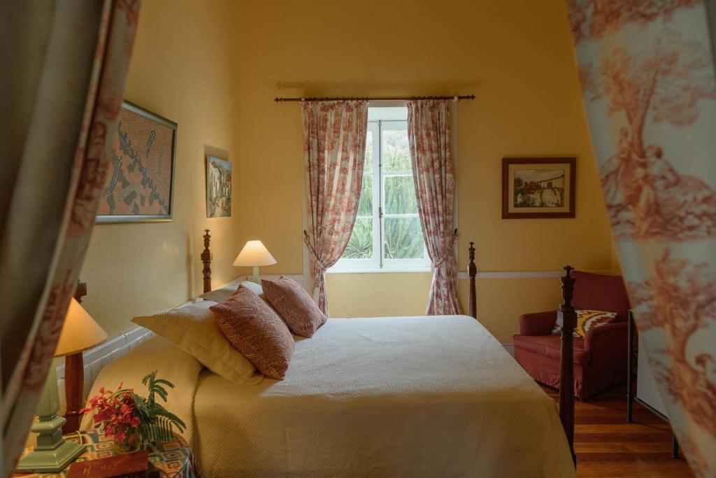 Schlafzimmer mit einem Bett und einem Fenster in der Unterkunft Hotel Rural Las Longueras in Agaete