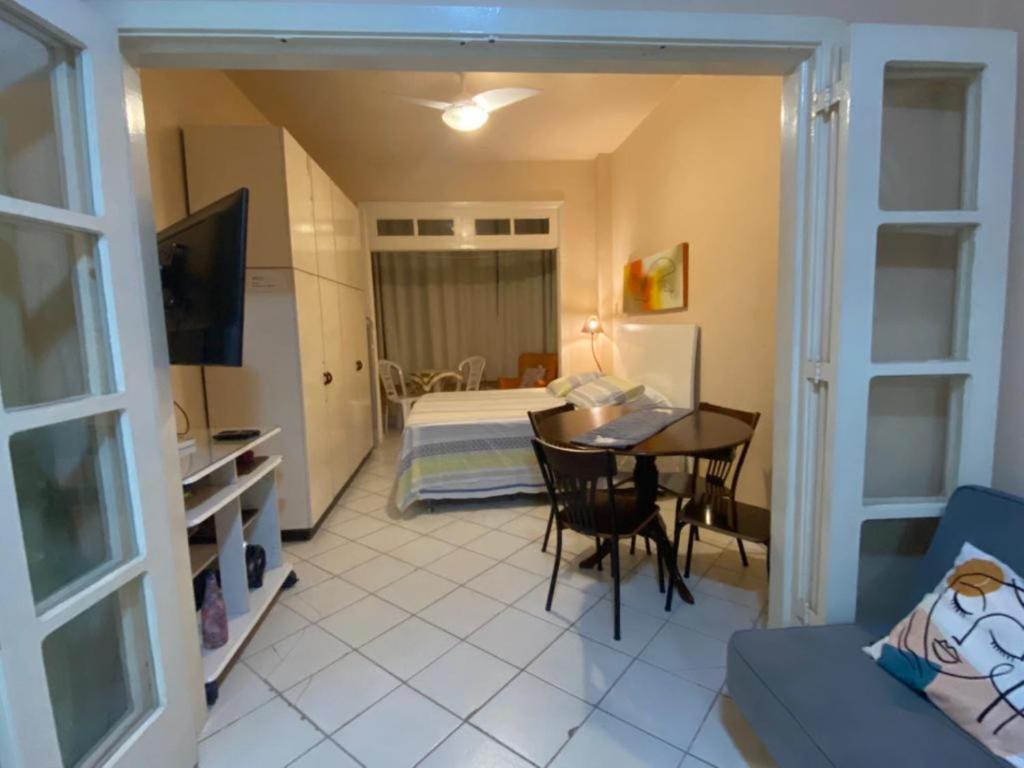una sala de estar con una habitación con una cama y una mesa en Meio de Copacabana, 200 metros da praia, posto 5 en Río de Janeiro