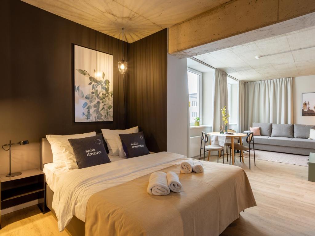 - une chambre avec un grand lit et des serviettes dans l'établissement limehome Düsseldorf Stresemannstraße - Digital Access, à Düsseldorf