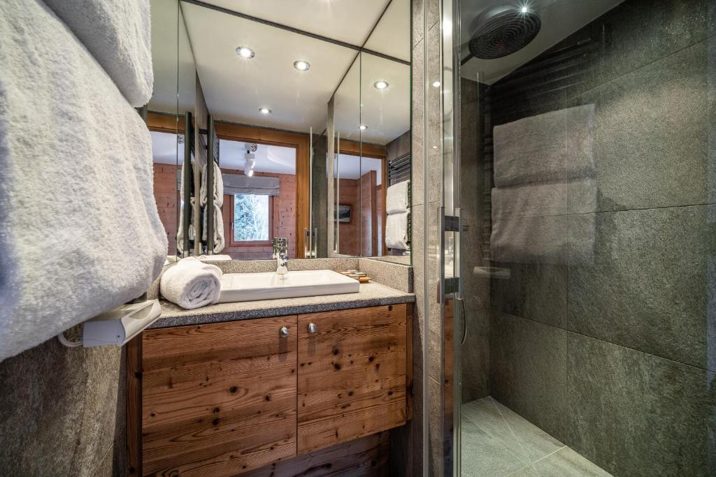 łazienka z umywalką i prysznicem w obiekcie Apartment Valvisons Les Houches Chamonix - by EMERALD STAY w mieście Les Houches
