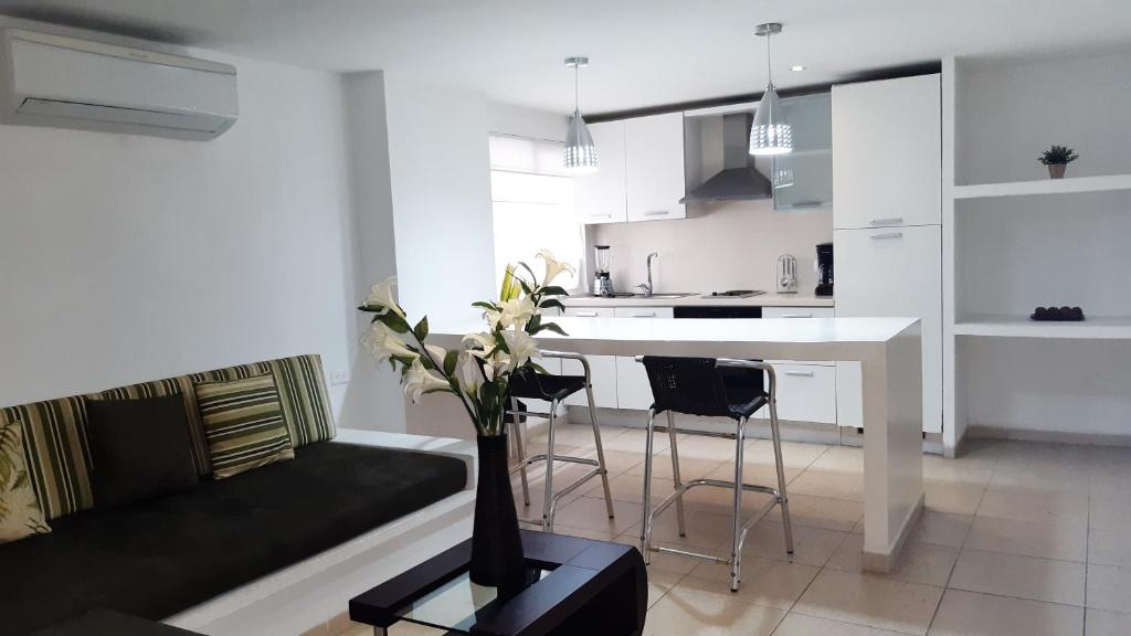 A cozinha ou kitchenette de Vallclaire Suites