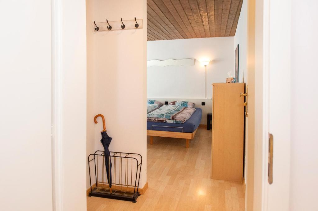 una camera da letto con un letto in una stanza di Studio Neptun (im Zentrum von Bad Ragaz) a Bad Ragaz