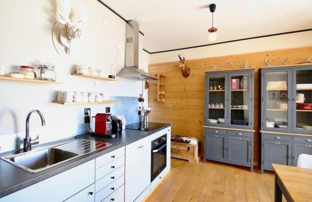 a kitchen with a sink and a counter top at Vue de carte postale en hypercentre de Font-Romeu in Font-Romeu-Odeillo-Via