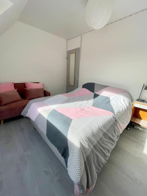 Łóżko lub łóżka w pokoju w obiekcie Vive la vie - maison de famille à Mers proche mer