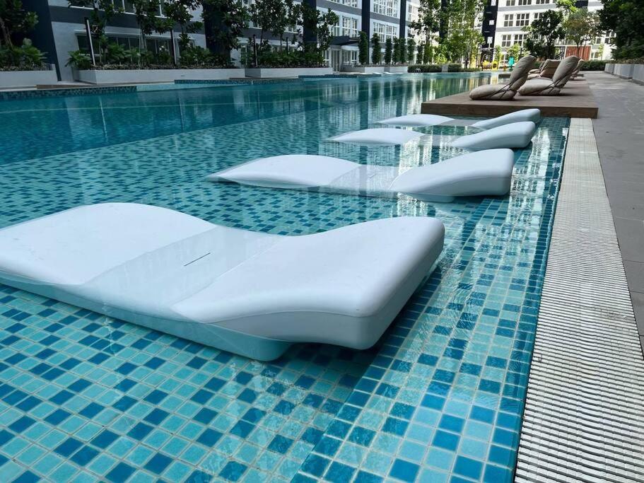 Cozyhome Unique Colourblock Homestay Kajang - Appartement Met Uitzicht Op Het Zwembad