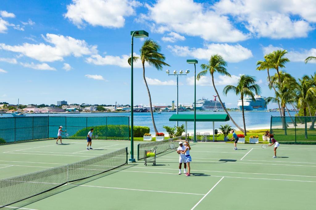 Instalaciones para jugar a tenis o squash en The Royal at Atlantis o alrededores