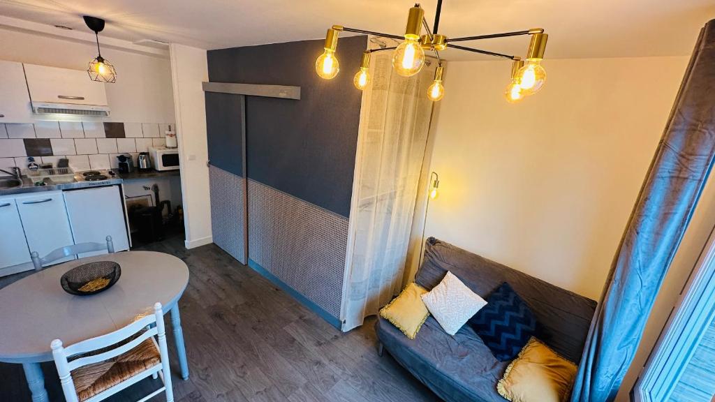 Kuchyň nebo kuchyňský kout v ubytování LA VILLA DEKO - Studio avec parking proche Université et Hôpital