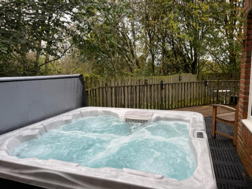 Beautiful 2 Bed Apt with Hot Tub in Blaydon Burn, Blaydon (updated