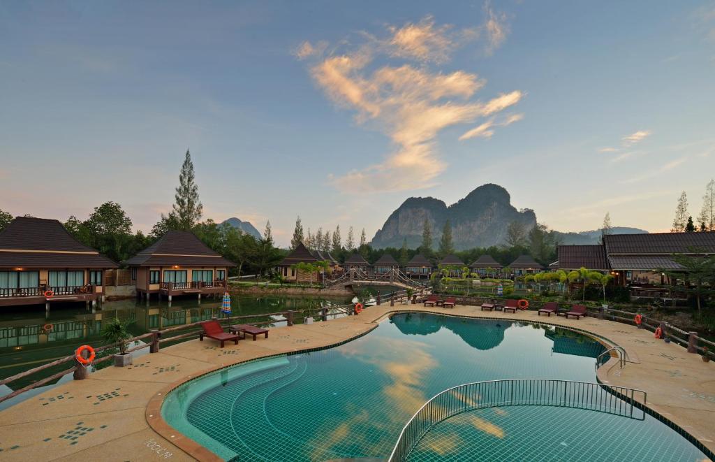 Bazén v ubytování Poonsiri Resort Aonang-SHA Extra Plus nebo v jeho okolí