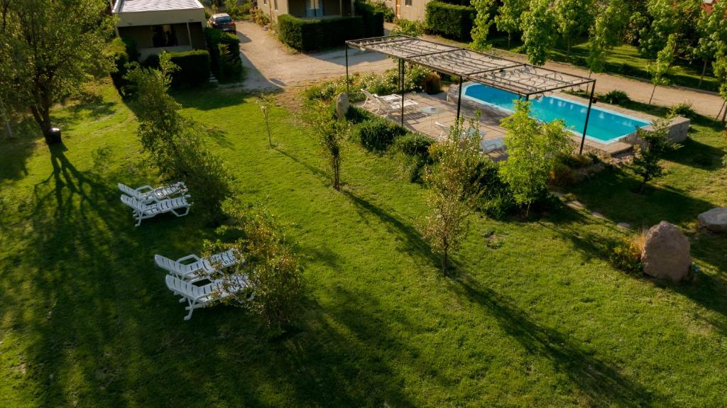 uma vista sobre um quintal com uma mesa de piquenique e uma piscina em Lodge del Maipo em San José de Maipo