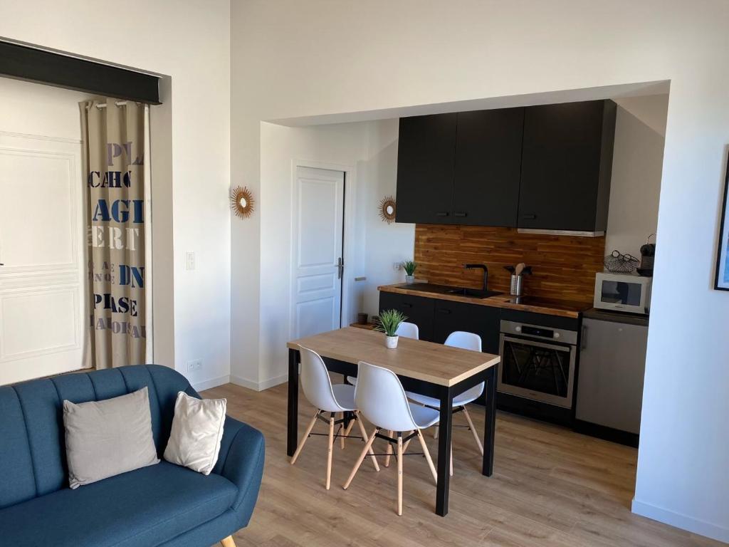 Η κουζίνα ή μικρή κουζίνα στο chaleureux appartement aux allures nordiques