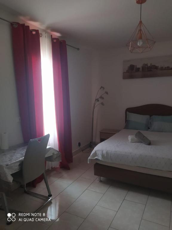 une chambre avec un lit, une chaise et des fenêtres dans l'établissement ZEN & LUXURY Studio Paris Montreuil, à Montreuil