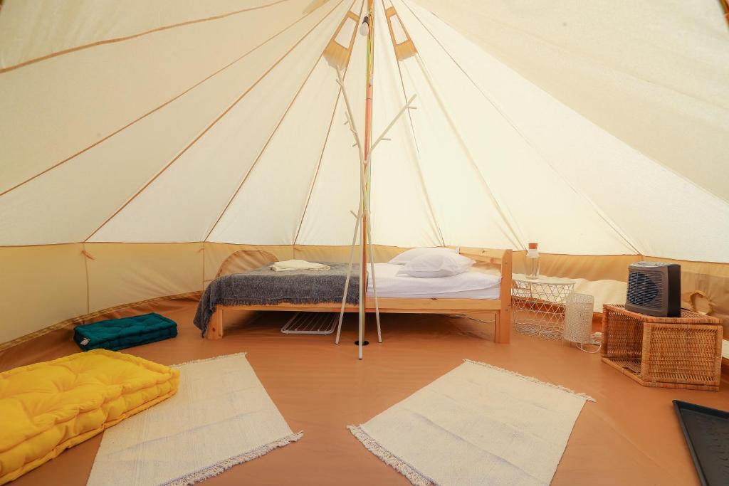 Postel nebo postele na pokoji v ubytování Valea Doftanei Glamping