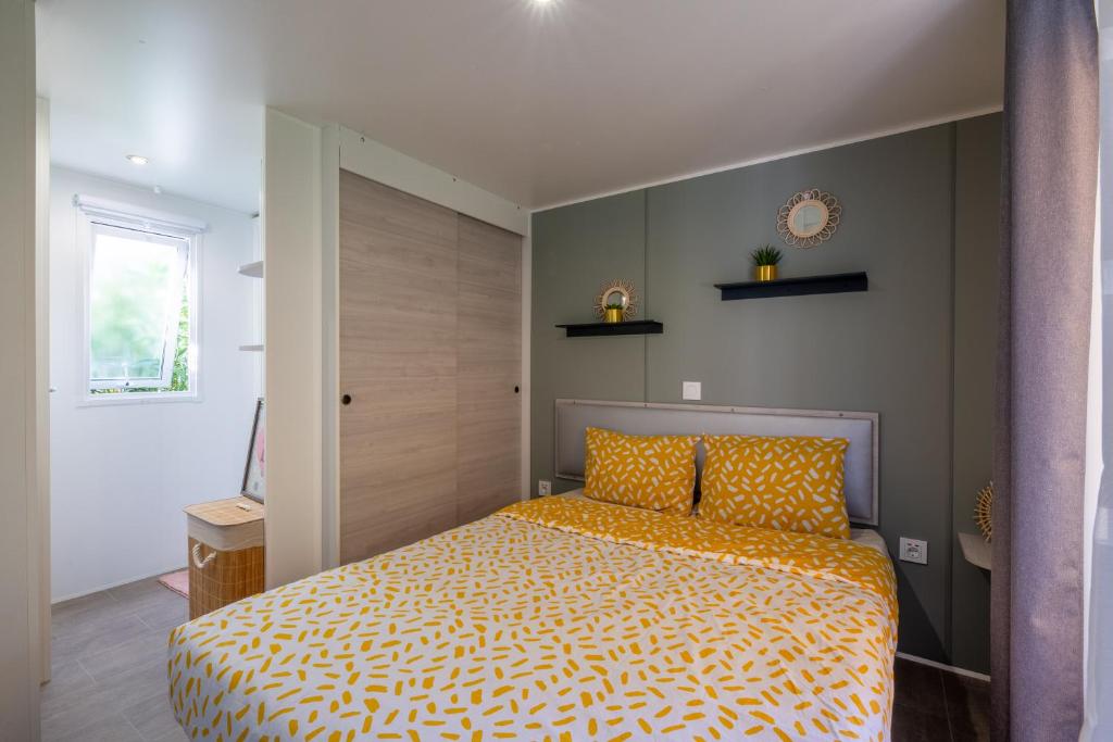 Posteľ alebo postele v izbe v ubytovaní Mobil home Queen Margaret