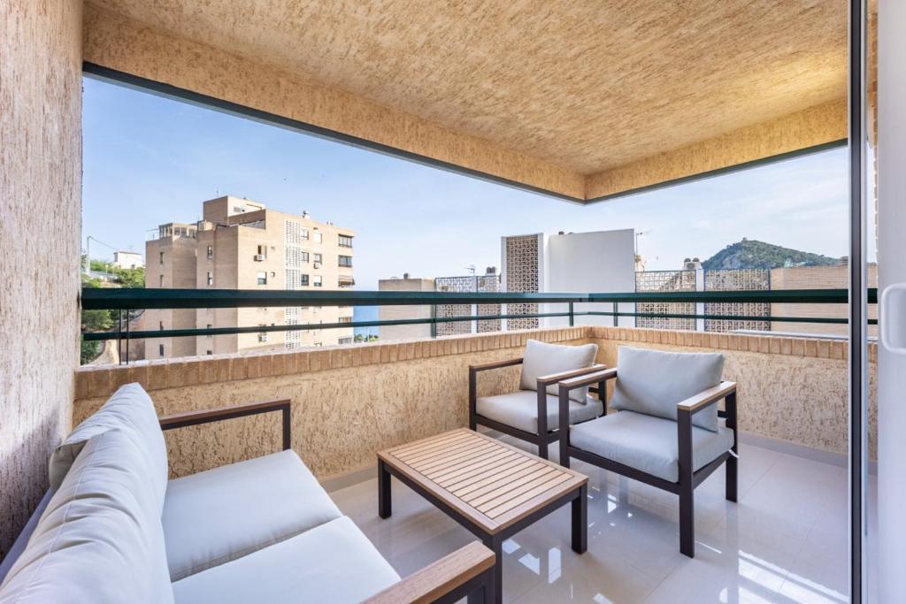 einen möblierten Balkon mit Stadtblick in der Unterkunft Premium apartment in Benidorm