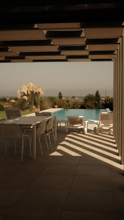 Bazén v ubytovaní Villa Gardenia, villa de luxe avec piscine à débordement alebo v jeho blízkosti