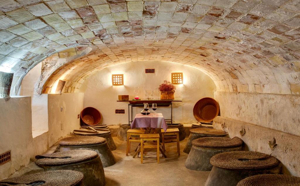 a room with a table and stools in a tunnel at Casa rural Plaza Vieja en Bullas in Bullas