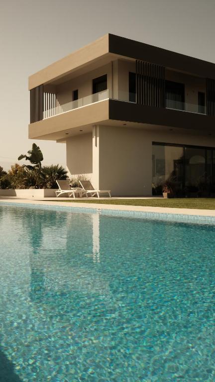 Bazén v ubytovaní Villa Gardenia, villa de luxe avec piscine à débordement alebo v jeho blízkosti