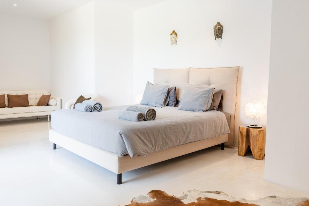 A bed or beds in a room at Lavish Ibizan Villa Beautiful Gardens Villa Izarra Private Pool Wonderful Country Views San Jose