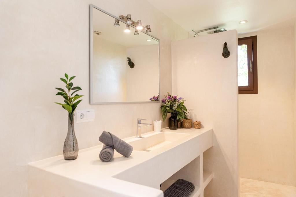 A bathroom at Lavish Ibizan Villa Beautiful Gardens Villa Izarra Private Pool Wonderful Country Views San Jose