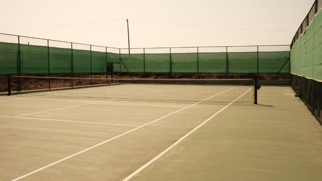 Tenis alebo squash v ubytovaní Villa Gardenia, villa de luxe avec piscine à débordement alebo jeho okolí