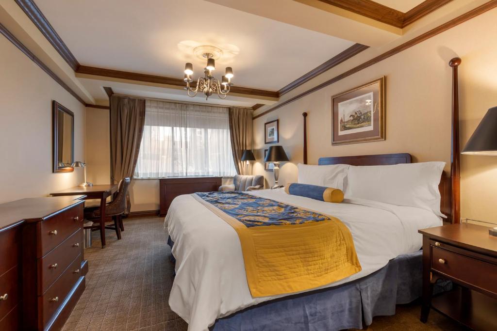 The Blakely by LuxUrban - King Room With Mobility Access And Bathtub With Grab Bars, Non-Smoking