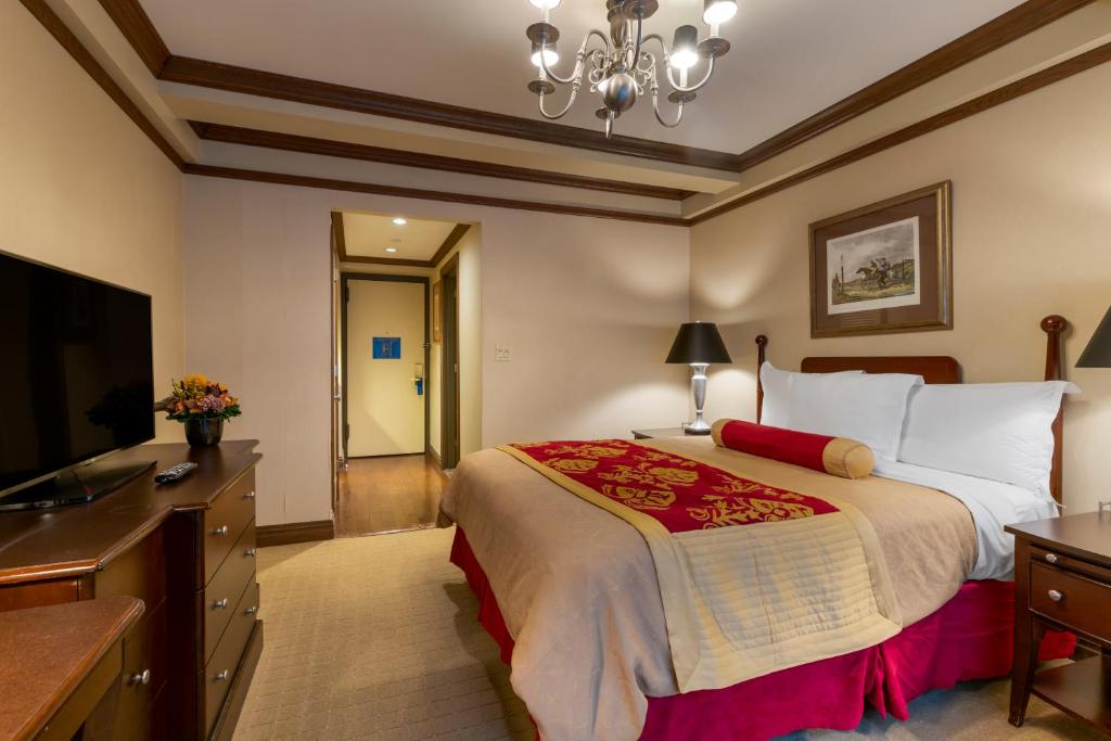 The Blakely by LuxUrban - Queen Room - Non-Smoking
