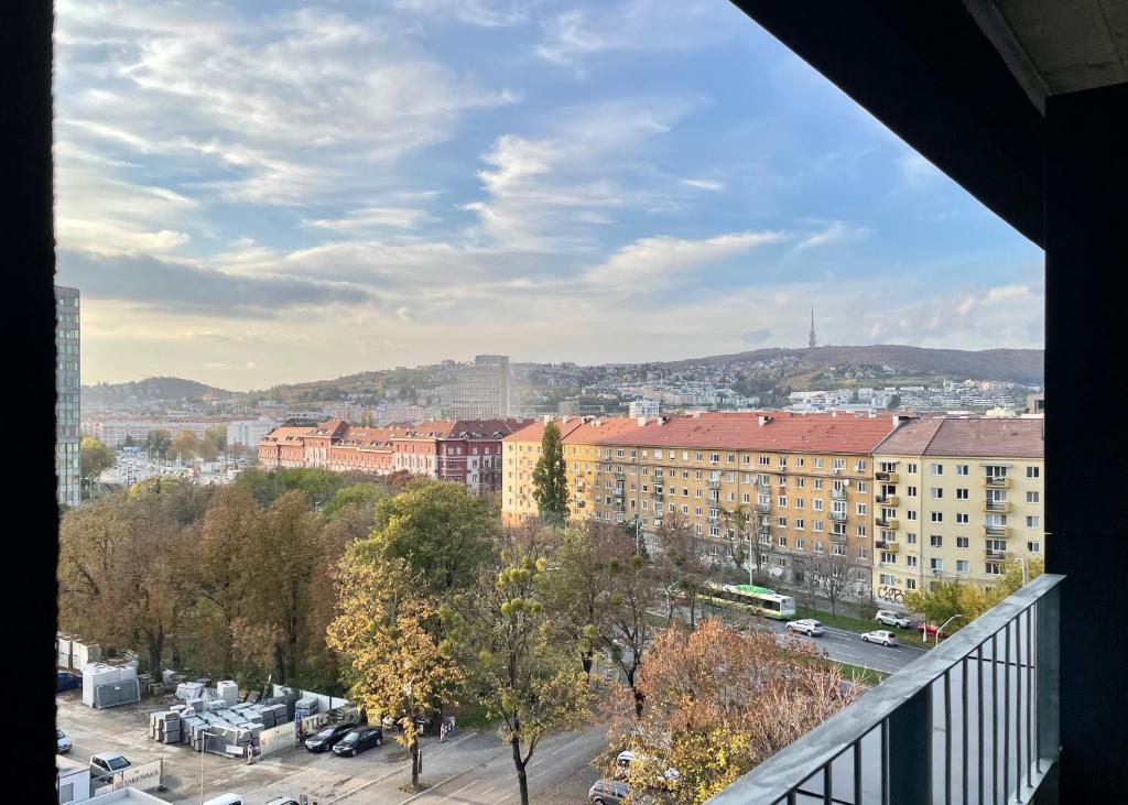 - un balcon offrant une vue sur la ville dans l'établissement Top KamzikTower View, à Bratislava