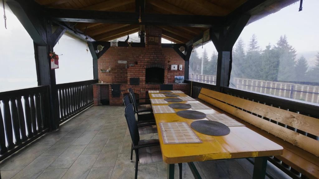 Restaurace v ubytování Aqualina Colibita - pe malul lacului
