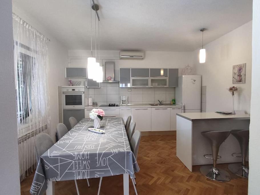 Kuchyň nebo kuchyňský kout v ubytování Apartman Toni, Gata
