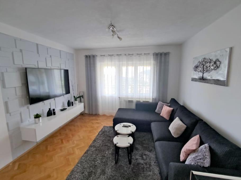 TV a/nebo společenská místnost v ubytování Apartman Toni, Gata