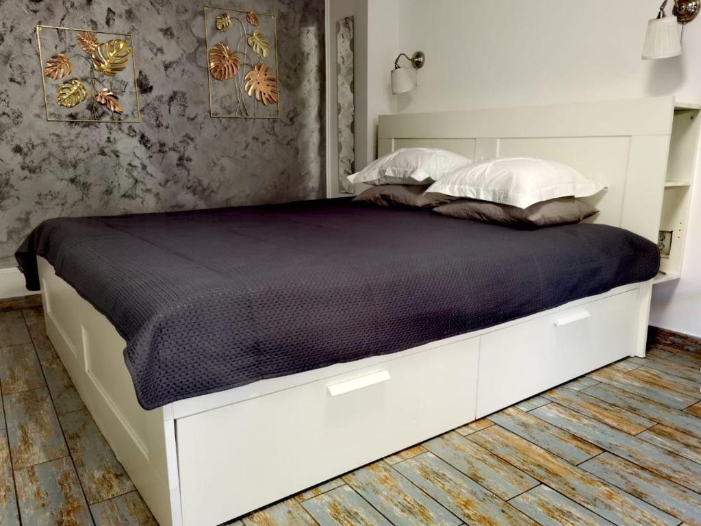 ティミショアラにあるStay In Tmisoaraのベッドルーム(白い大型ベッド、白い枕付)