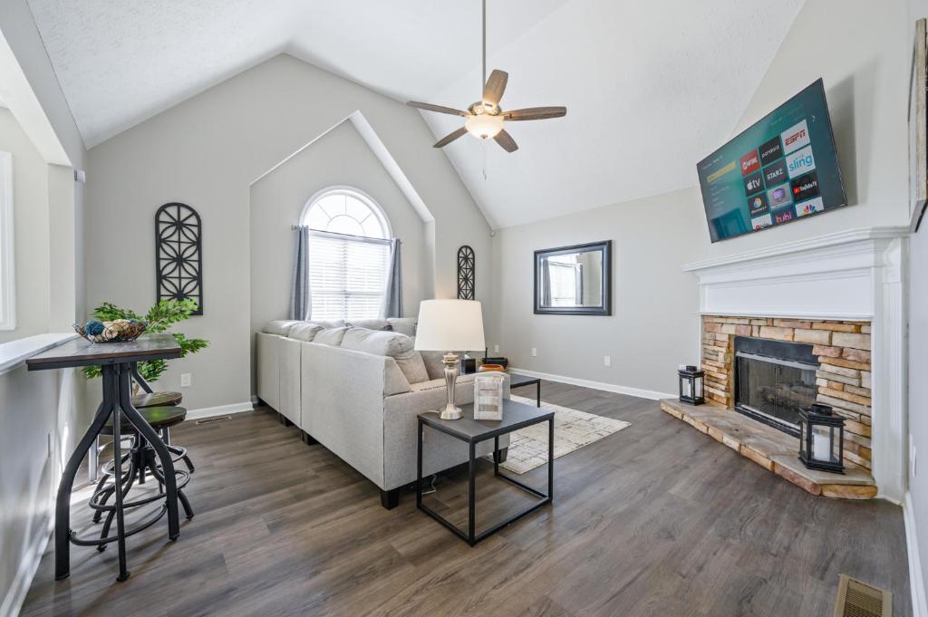 TV a/nebo společenská místnost v ubytování Plan A Trip To The Lake In This Open Air Cozy Home