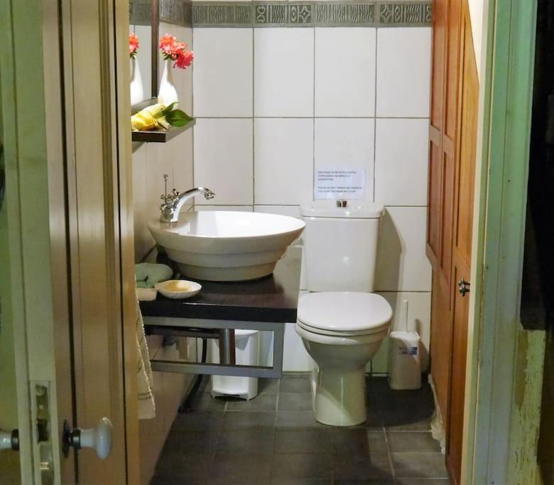 Kúpeľňa v ubytovaní Wonderful 4 Bedroom Villa & separate guest house Villa Thalia