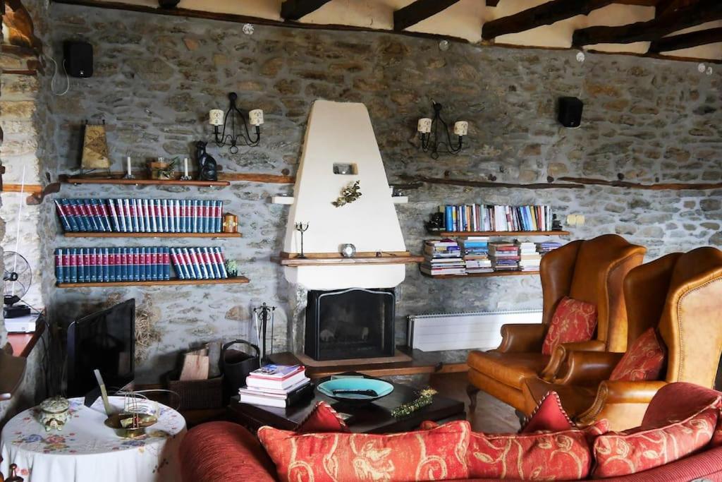Posedenie v ubytovaní Wonderful 4 Bedroom Villa & separate guest house Villa Thalia