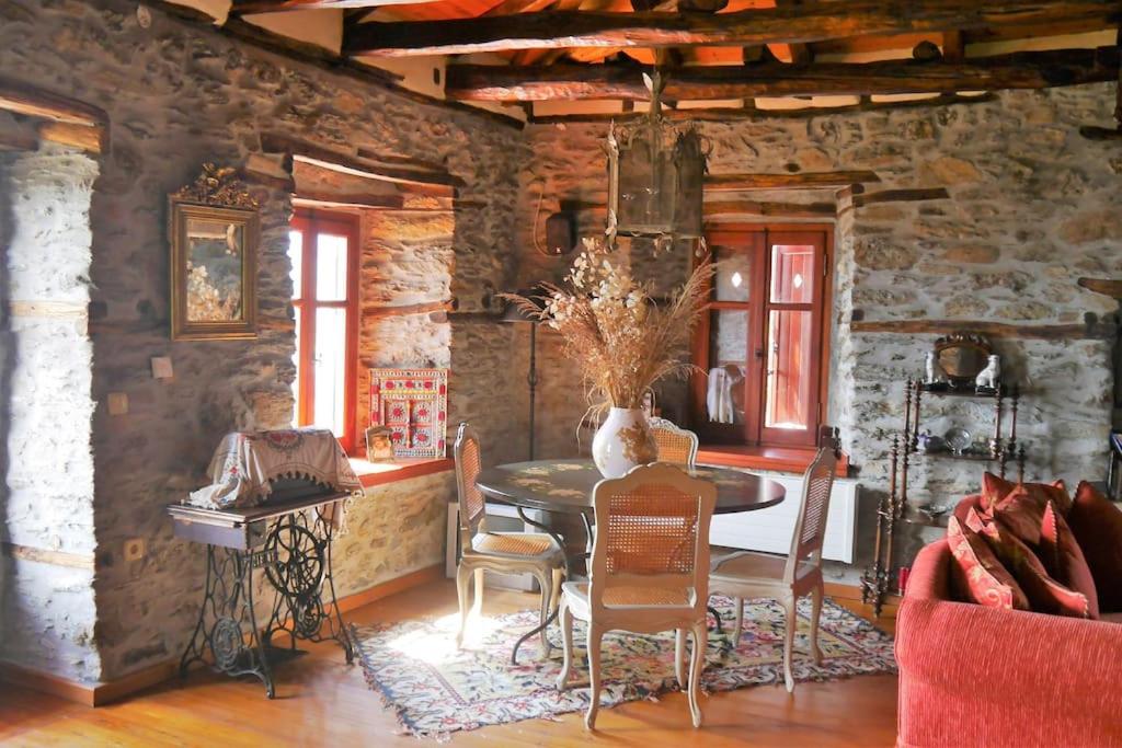 Posedenie v ubytovaní Wonderful 4 Bedroom Villa & separate guest house Villa Thalia