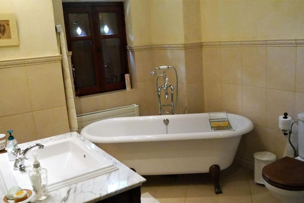 Kúpeľňa v ubytovaní Wonderful 4 Bedroom Villa & separate guest house Villa Thalia