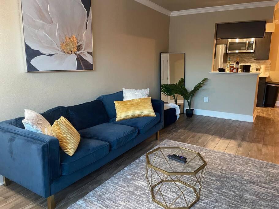 Chic Townhouse for the Summer! - Housity