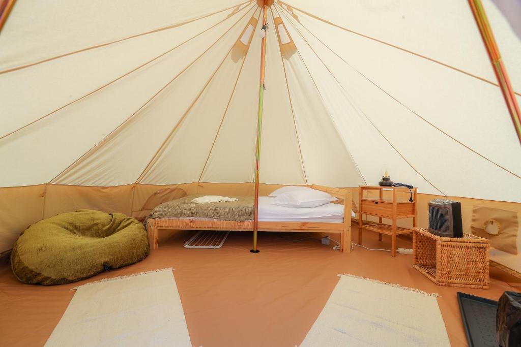 Postel nebo postele na pokoji v ubytování Valea Doftanei Glamping