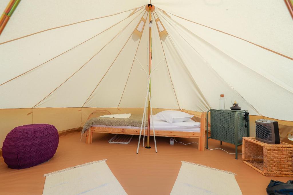 Postel nebo postele na pokoji v ubytování Valea Doftanei Glamping