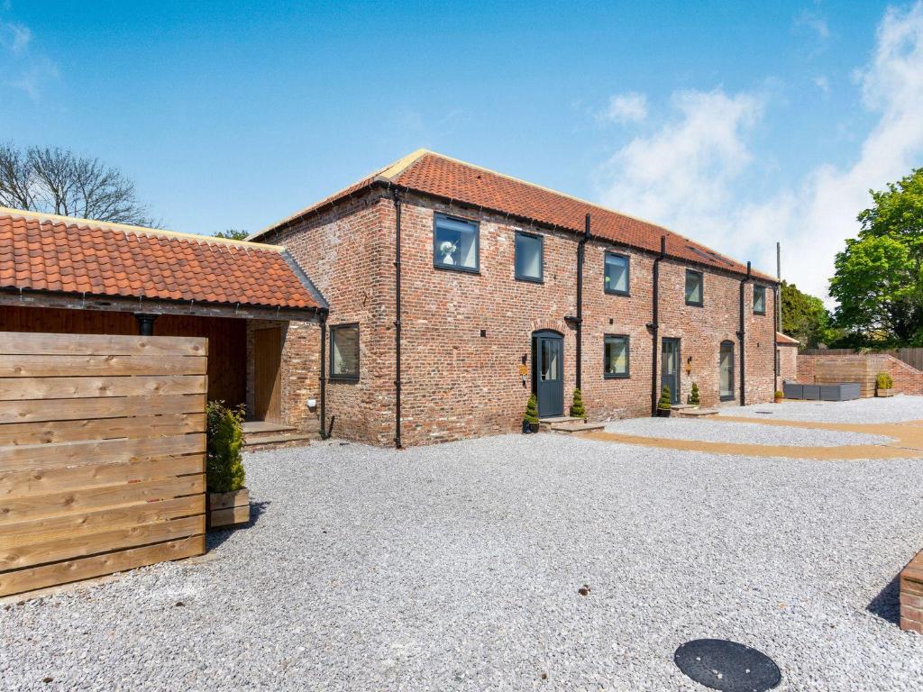 un edificio de ladrillo con una puerta y un garaje en Fox's Den en Hull