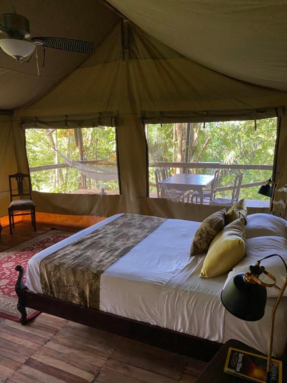 Postel nebo postele na pokoji v ubytování Colina Secreta - Glamping and Villas