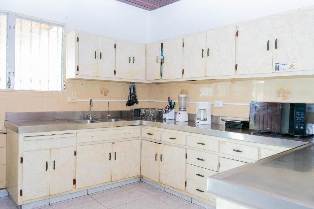 A kitchen or kitchenette at Hostal Familiar Argeñal